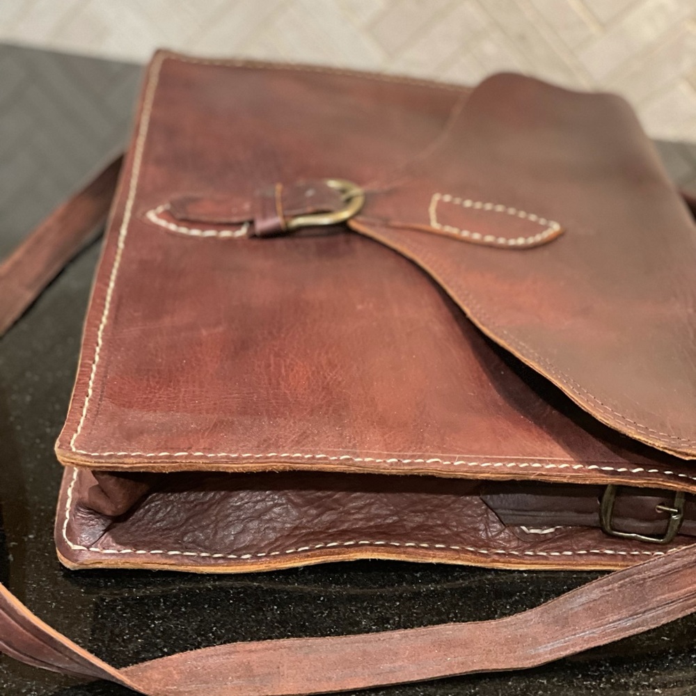 Beautifully crafted leather briefcase / satchel. - Picture 4 of 6